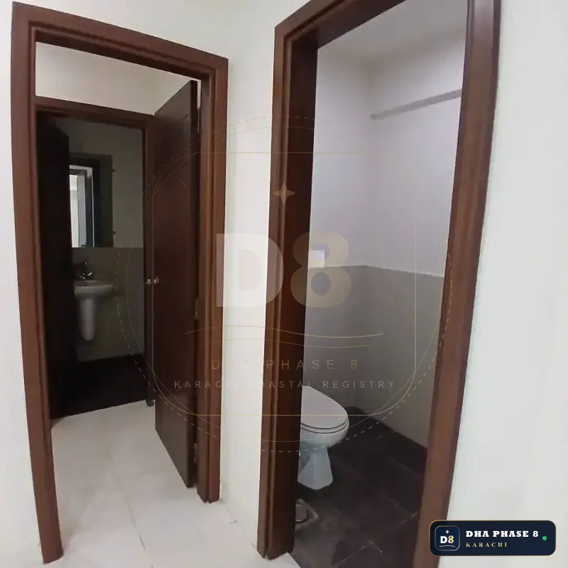 183 Sq Yd Commercial Plaza for Sale in Phase 8