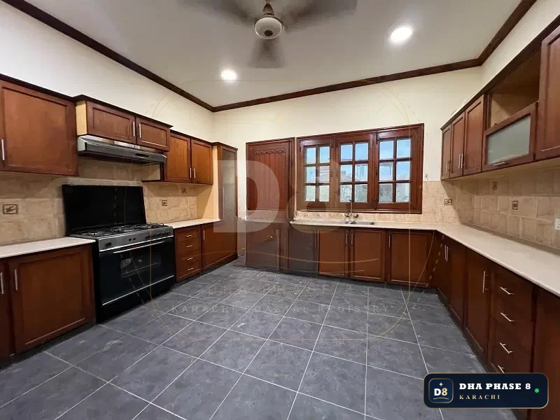 600 Sq Yd 5 Bed Designer Villa in Phase 8