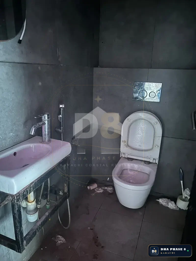 89 Sq Yd Retail Showroom / Shop for Rent in Phase 8