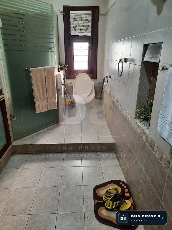 1,000 Sq Yd 6 Bed Designer Villa in Phase 8