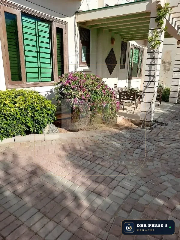 1,000 Sq Yd 6 Bed Designer Villa in Phase 8