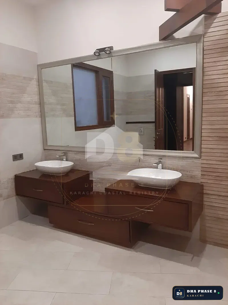 1,000 Sq Yd 7 Bed Designer Villa in Phase 8